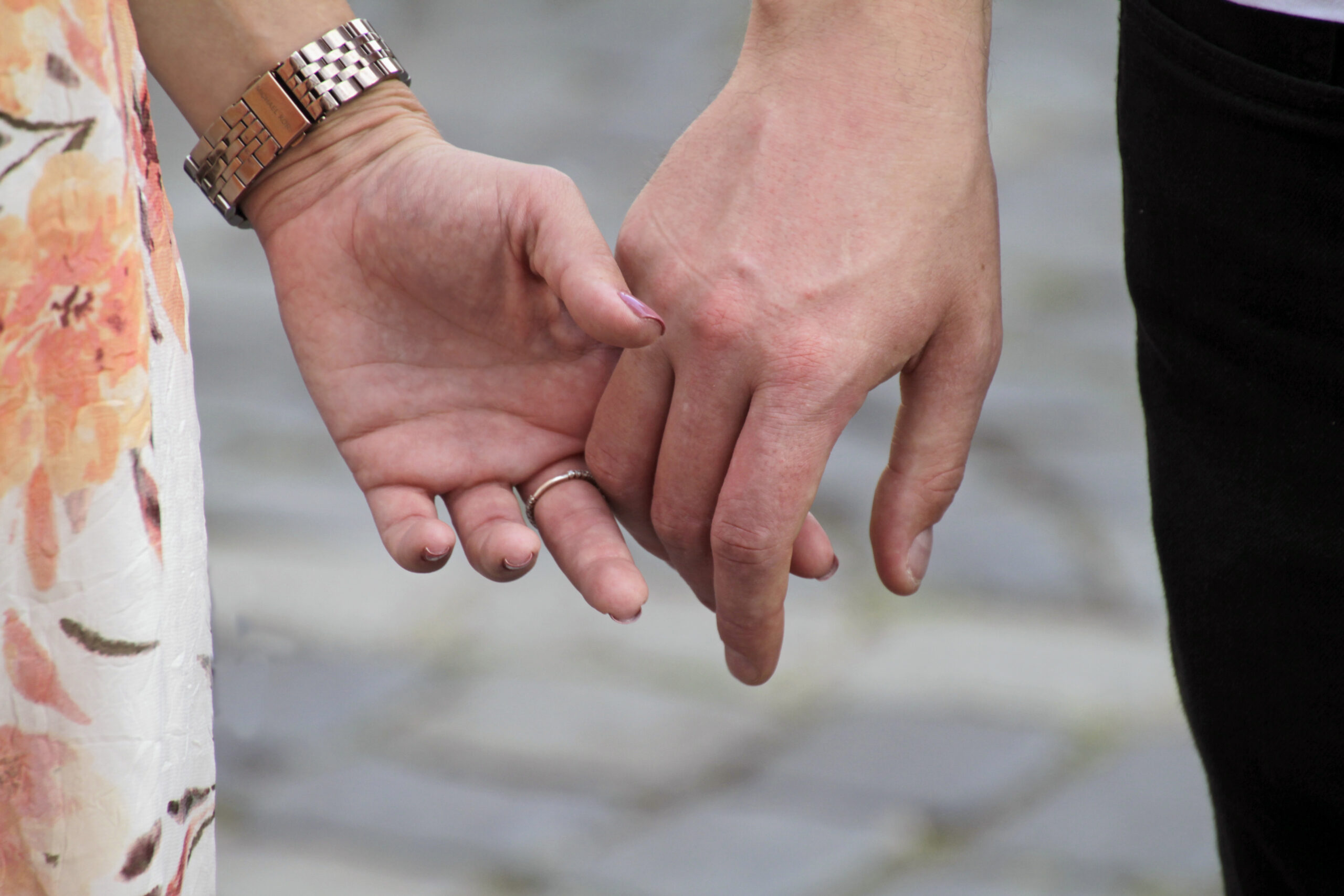 Holding hands/Skin